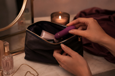 Vibrador pequeño tipo bala guardado discretamente en un neceser
