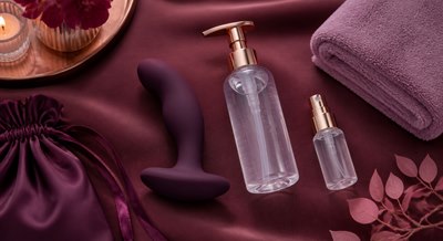 Masajeador de próstata junto a lubricante, limpiador, toalla y bolsa de almacenamiento
