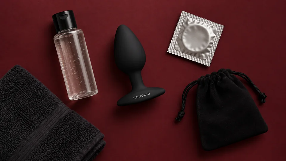 Preparación para sexo anal con juguete BOUDOIR de base ancha, lubricante, preservativo, toalla y bolsa
