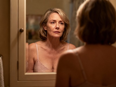 Mujer reflexionando sobre cambios en su cuerpo