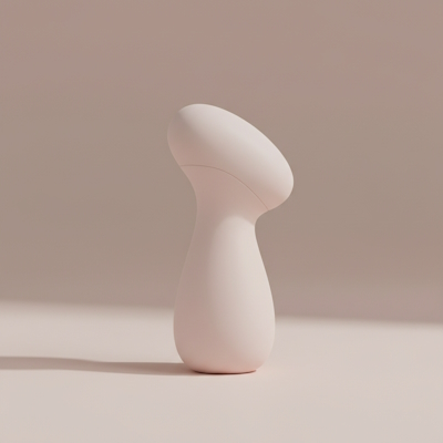 Succionador de clítoris de silicona médica sobre fondo neutro, estilo elegante y minimalista