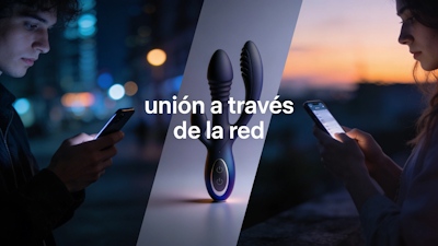 Composición de pantalla dividida mostrando a dos personas conectadas por smartphone desde diferentes lugares, con dos vibradores teledildónicos sincronizados en el centro, ilustrando el placer a distancia en tiempo real con tecnología Sextech 2026.