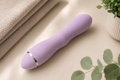 Vibrador de silicona suave en color pastel sobre una superficie limpia