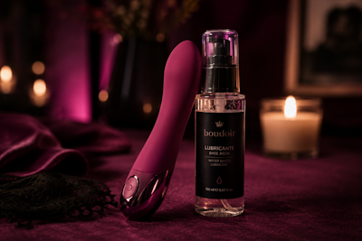 Vibrador de silicona junto a un bote de lubricante base agua