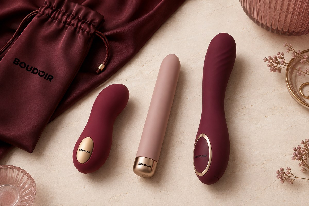 Tres juguetes sexuales BOUDOIR de formas y tamaños distintos sobre una superficie clara